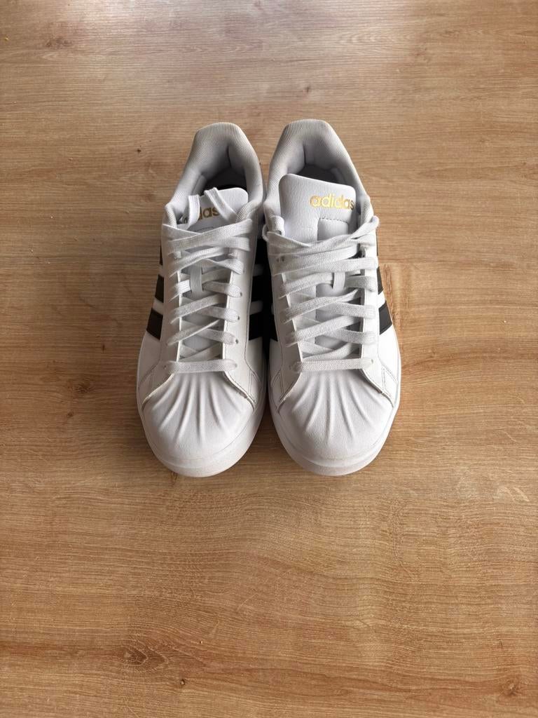 Adidas sportschoenen, Ophalen of Verzenden, Zo goed als nieuw, Sportschoenen