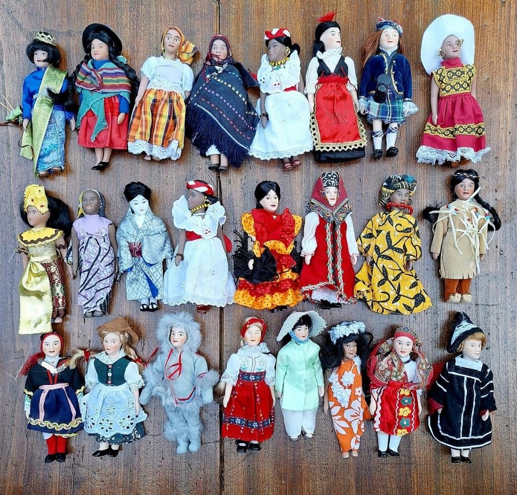 24 porseleinen poppen van de wereld - Editions Atlas, Verzamelen, Poppen, Ophalen of Verzenden, Gebruikt, Pop