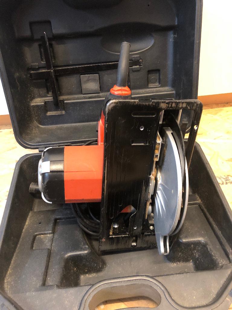 Cirkelzaag Black en Decker KS1500L, 1200 watts ou plus, 30 à 70 mm, Comme neuf, Black & Decker