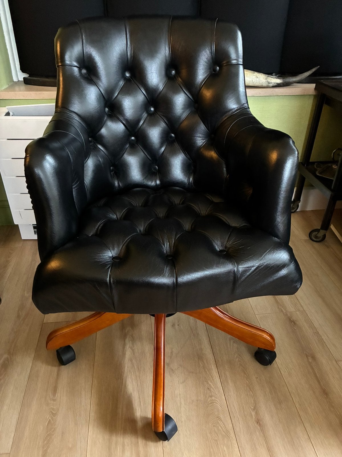 Chesterfield kuip bureaustoel zwart leder - eiken onderstel, Huis en Inrichting, Ophalen, Zo goed als nieuw, Zwart, Bureaustoel