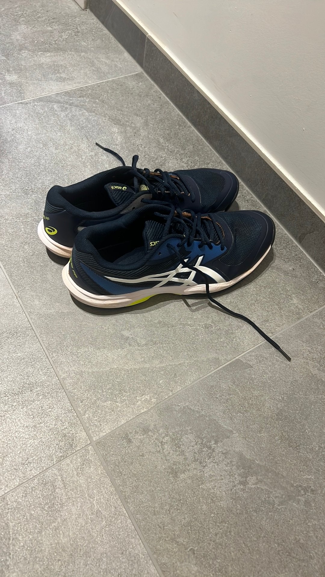 Asics, chaussure de tennis, bleu foncé, pointure 45, Sport en Fitness, Tennis, Ophalen, Zo goed als nieuw, Schoenen, Overige merken