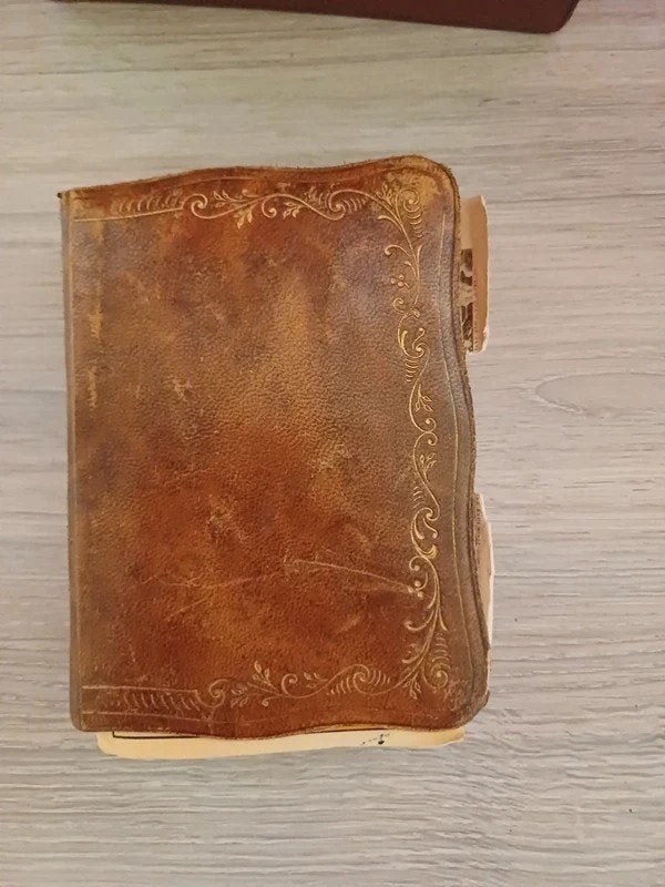 Antiek leren missaal met originele koffer (1924), Verzamelen, Verzenden, Zo goed als nieuw, Boek, Christendom | Katholiek