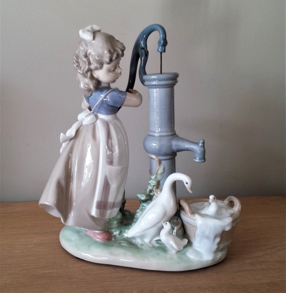 LIadro - meisje bij de waterpomp, Enlèvement