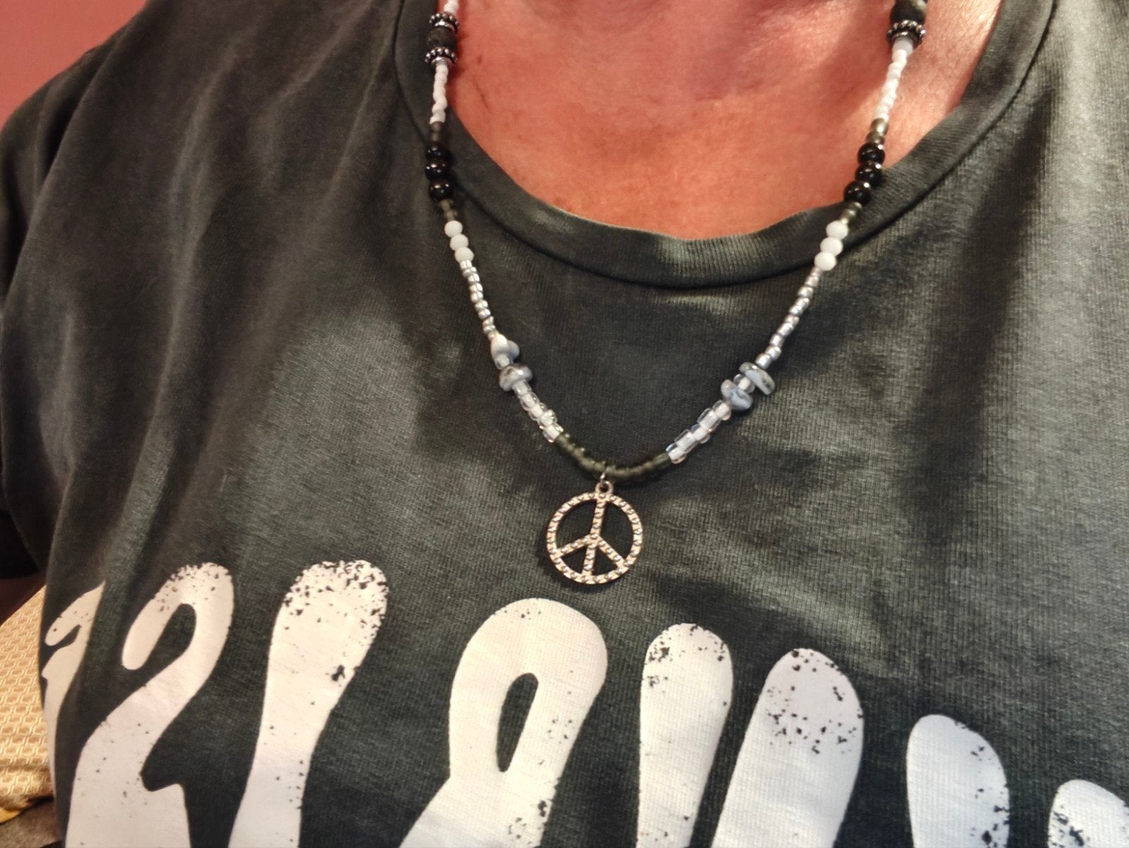Collier fait main peace and love, Bijoux, Sacs & Beauté, Colliers, Enlèvement ou Envoi