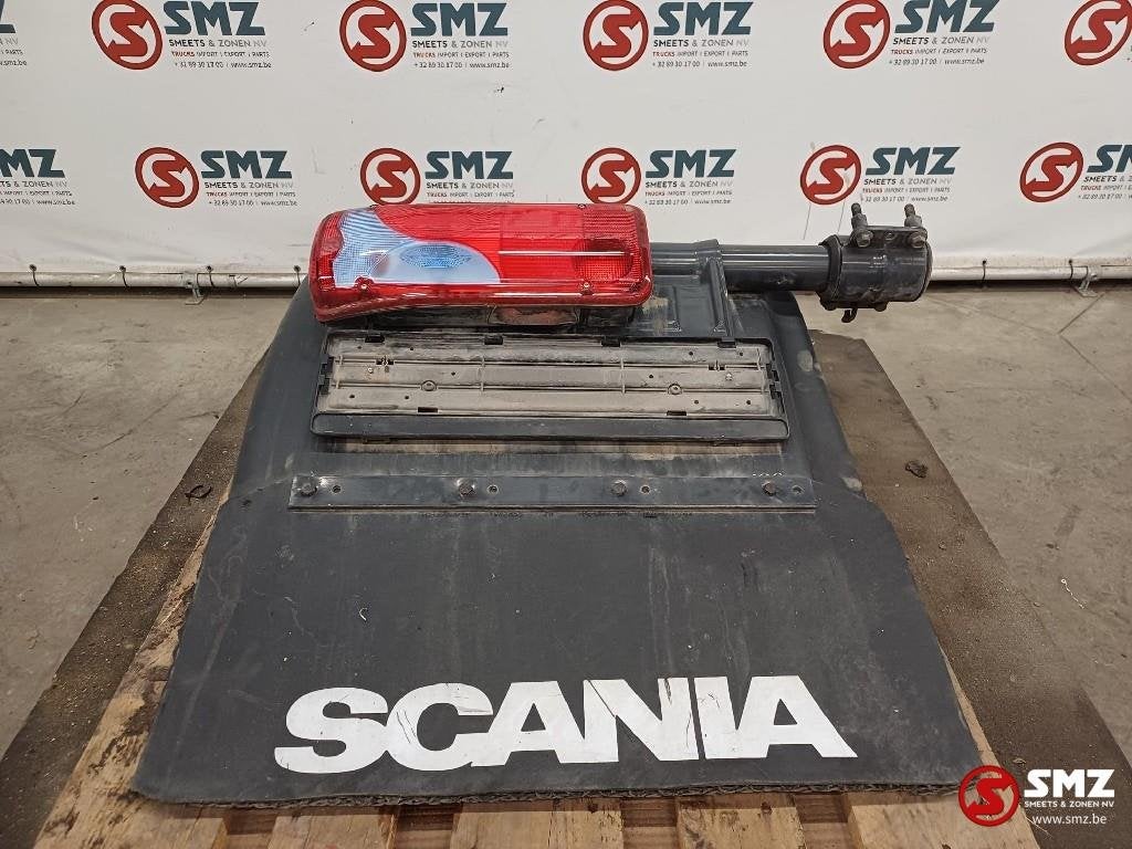 Occ Garde-boue arrière gauche avec support et feu, Utilisé, Scania, Carrosserie et Tôlerie