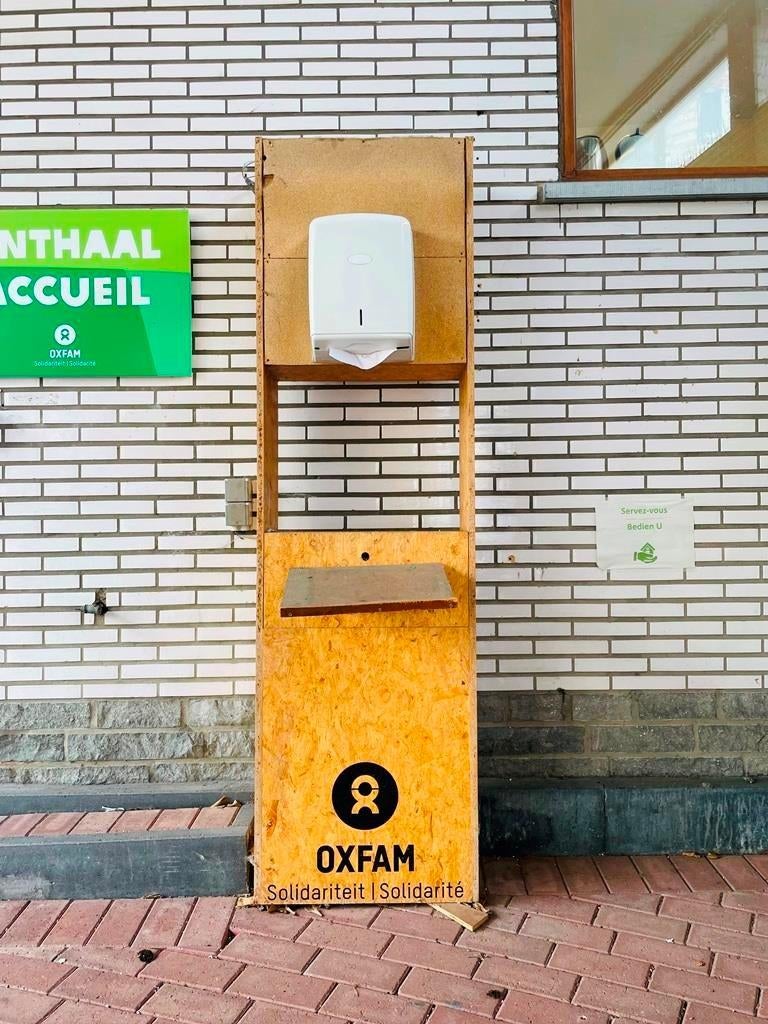 Meuble présentoir et distributeur en OSB, Autres lieux, Enlèvement, Utilisé, Distributeur