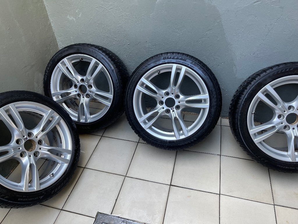 Kit de largeur de roue BMW M avec pneus d'hiver, Autos : Pièces & Accessoires, Pneus et Jantes, Pneus hiver, Véhicule de tourisme