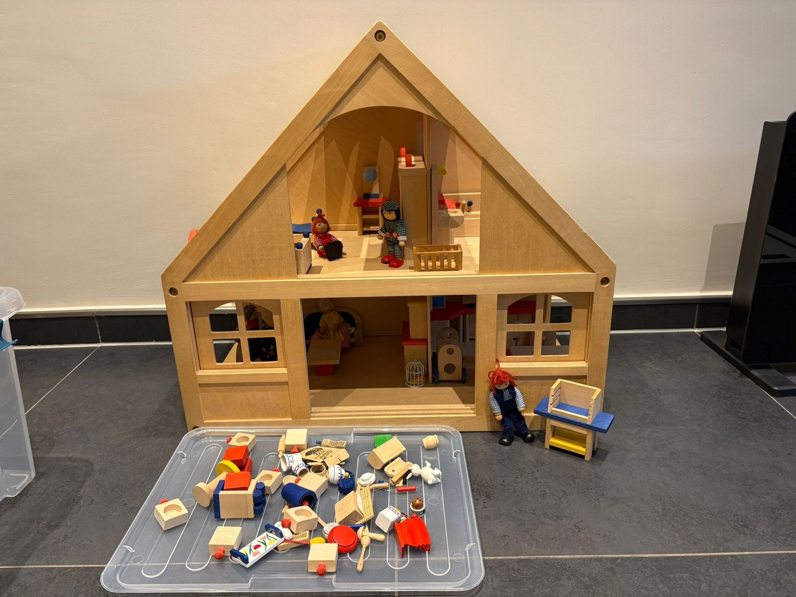 Groot houten poppenhuis met veel accesoires, Ophalen, Zo goed als nieuw, Poppenhuis