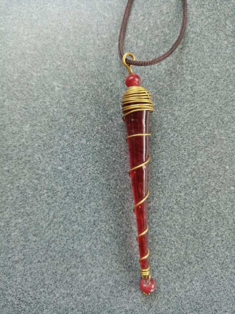 groot gekleurde vol- glas hanger (11cm) rood - goudkleur, Overige voorstellingen, Glas of Kristal, Ophalen of Verzenden, Zo goed als nieuw