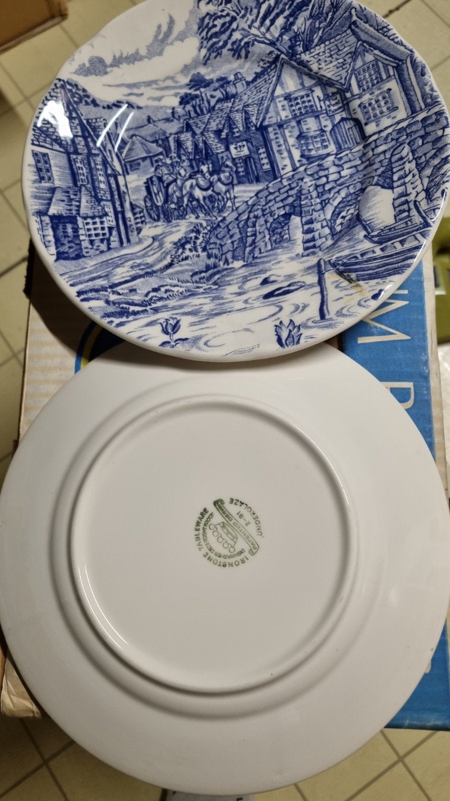 12 assiettes signées d'époque, Enlèvement