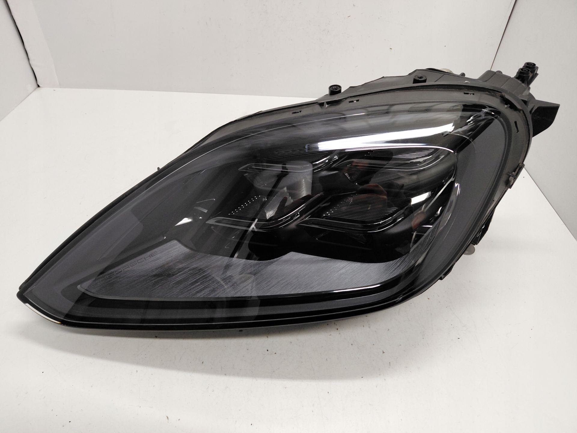 Porsche Cayenne Koplamp Links Porsche, Gebruikt, Porscheplatz 1
70435  Stuttgart, DE, Porsche, Info@porsche.de