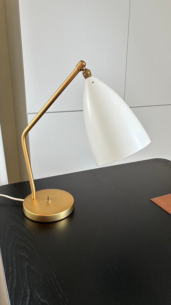 Design Tafellamp GUBI Gräshoppa wit/messing, Ophalen, Zo goed als nieuw, Minder dan 50 cm