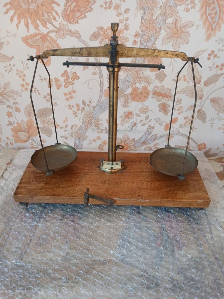 Ancienne balance, Enlèvement