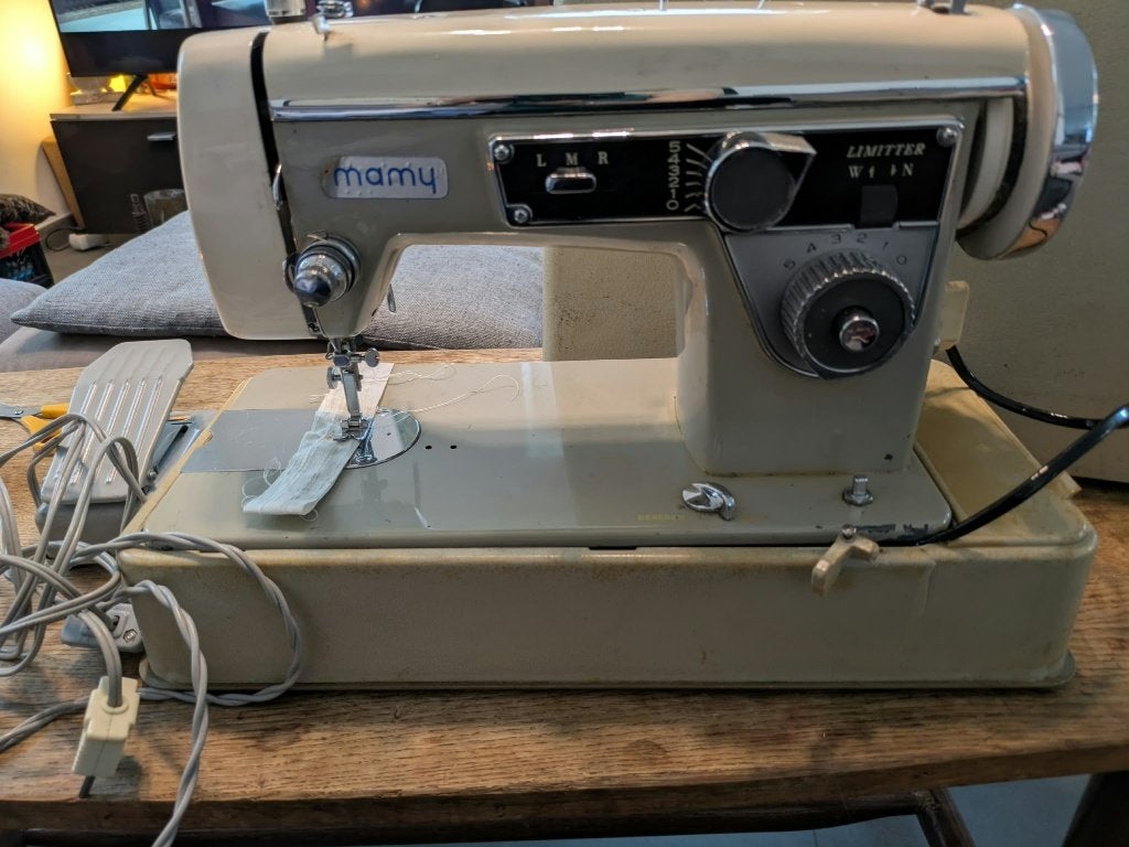 Machine à coudre vintage MAMY avec moteur YDK/BOBBIN, Hobby & Loisirs créatifs, Enlèvement, Utilisé
