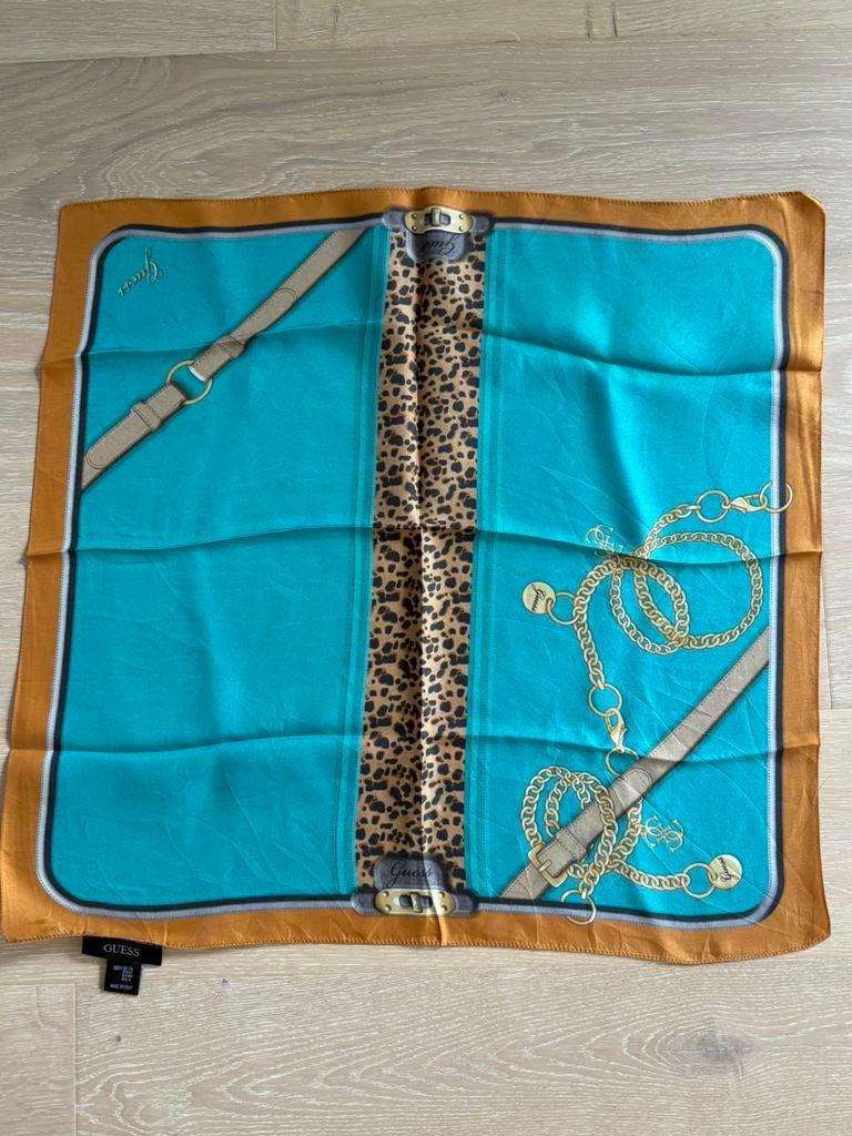 Minisjaals van Guess, Ophalen, Gedragen