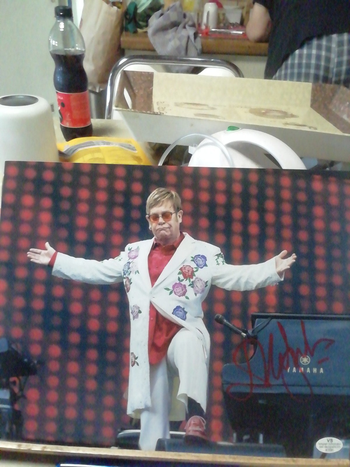 Elton Johnn met originele handtekening, Verzamelen, Muziek, Artiesten en Beroemdheden, Verzenden, Zo goed als nieuw, Foto of Kaart