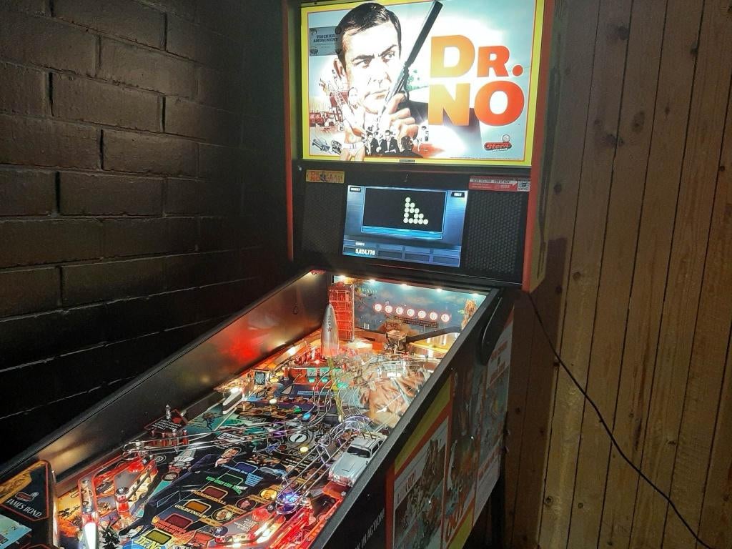 Stern James Bond in nieuwstaat., Verzamelen, Automaten | Flipperkasten, Ophalen, Stern, Zo goed als nieuw, Dot-matrix