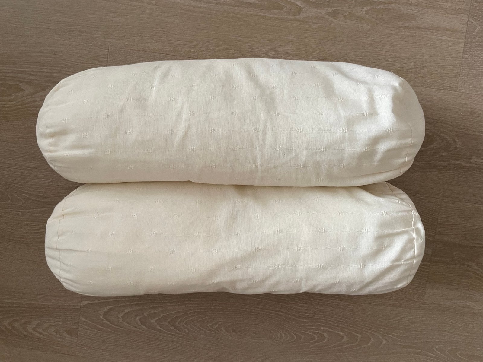Lot de 2 coussins traversins décoratifs écru / blanc cassé, Enfants & Bébés, Enlèvement, Comme neuf, Blanc