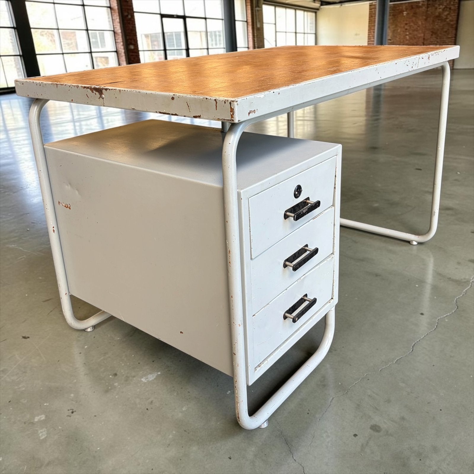 Vintage grijze industriële bureau in bauhaus stijl, Verzenden, Gebruikt