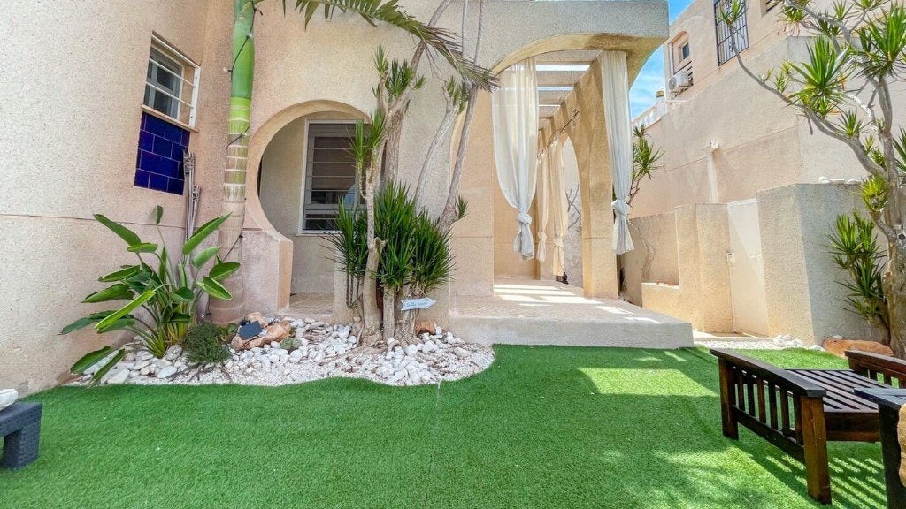 Maison d'angle en duplex rénovée à Torrevieja, Torrevieja, Maison d'habitation, 105 m², 2 pièces