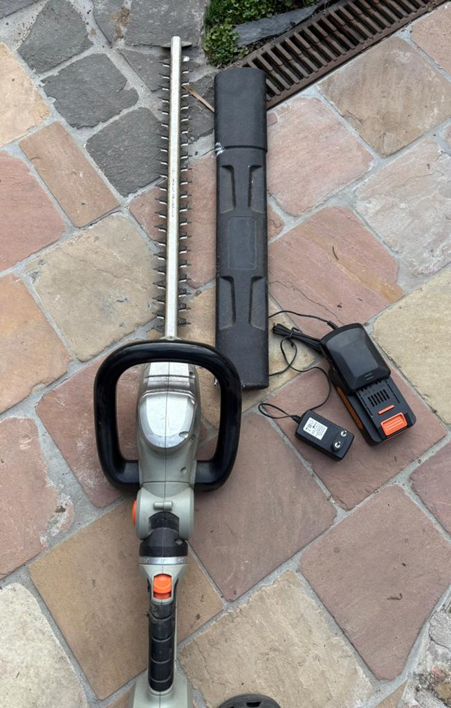 Haagschaar met 2 batterijen en oplader., Tuin en Terras, Ophalen, Gebruikt, Accu
