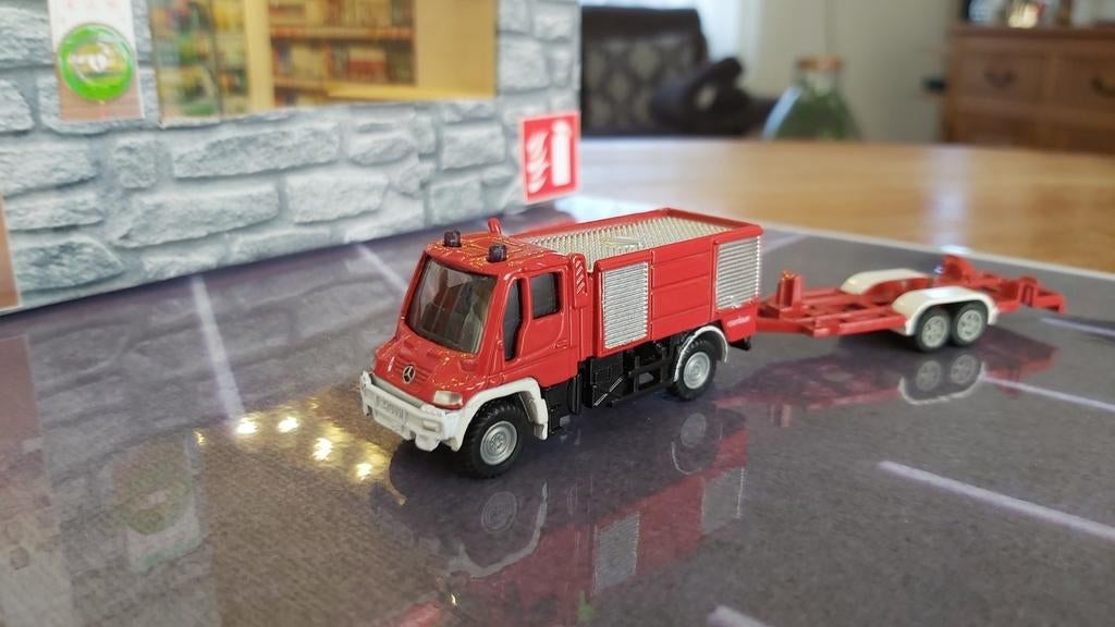 SiKU 1636 - Unimog Feuerwehr avec remorque, Enlèvement ou Envoi, Comme neuf, Bus ou Camion