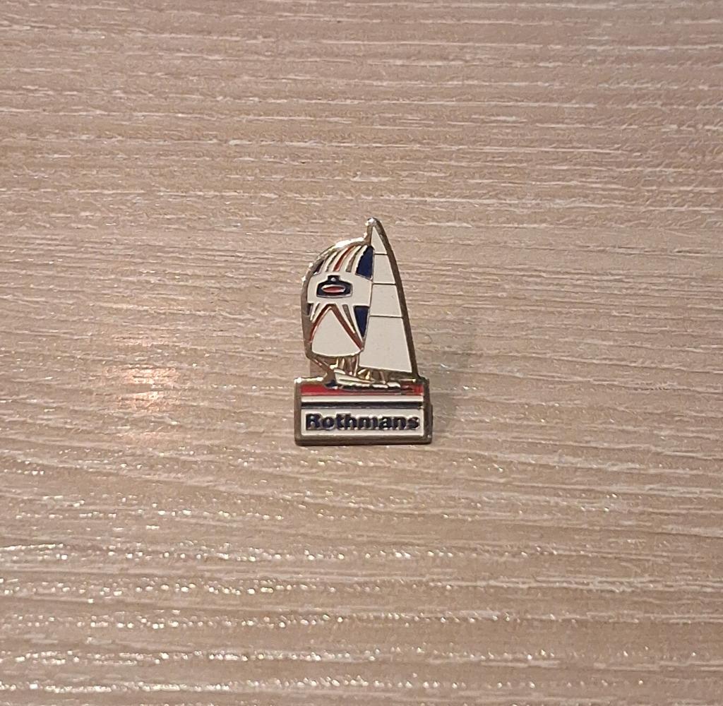PIN - ROTHMANS - ZEILEN - ZEILBOOT - VOILIER, Verzamelen, Verzenden, Gebruikt, Sport, Speldje of Pin