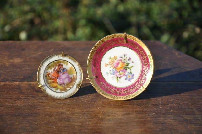 2 minis assiettes limoges de vitrine avec support métal, Antiquités & Art