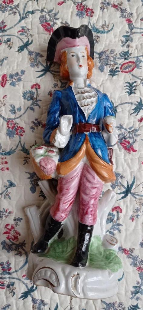 Belle statuette multicolore en faïence, Enlèvement ou Envoi