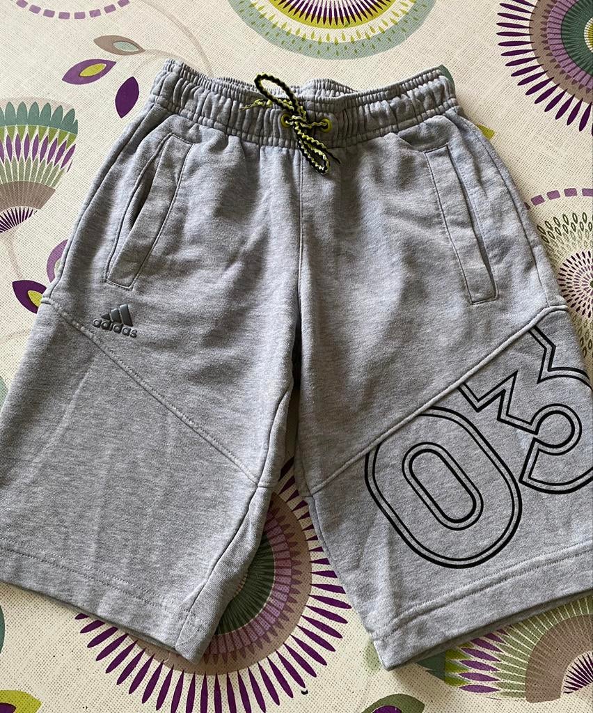 Short Adidas taille 6-7 ans voir photos, Enlèvement ou Envoi