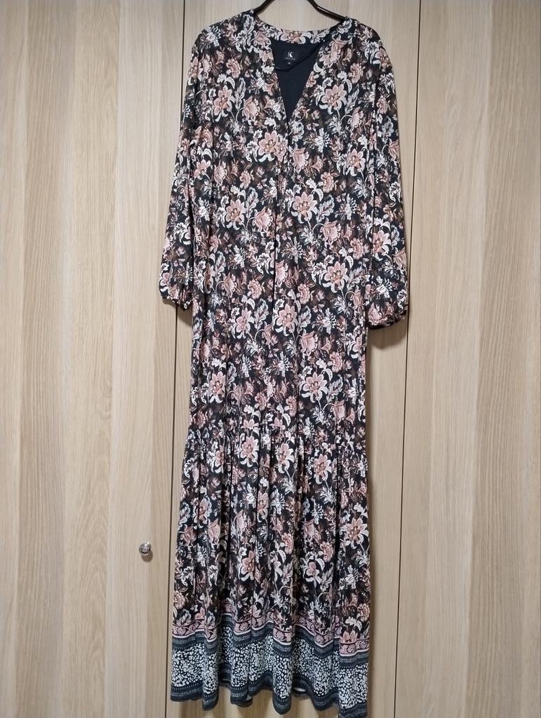 Longue robe fleurie K Design Taille XL, Kleding | Dames, Jurken, Zo goed als nieuw, Maat 46/48 (XL) of groter, Zwart, Onder de knie