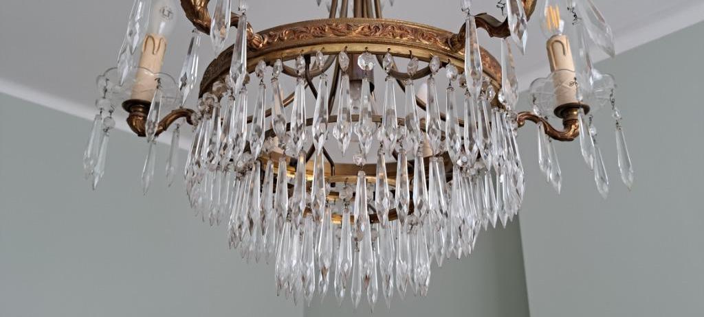 lustre  couronne à pampilles, Enlèvement