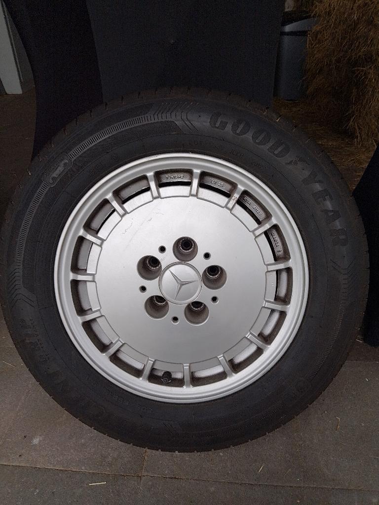 Putdeksel velgen met banden voor Mercedes R107, W126, W124, Auto-onderdelen, Banden en Velgen, Banden en Velgen, Zomerbanden, 15 inch