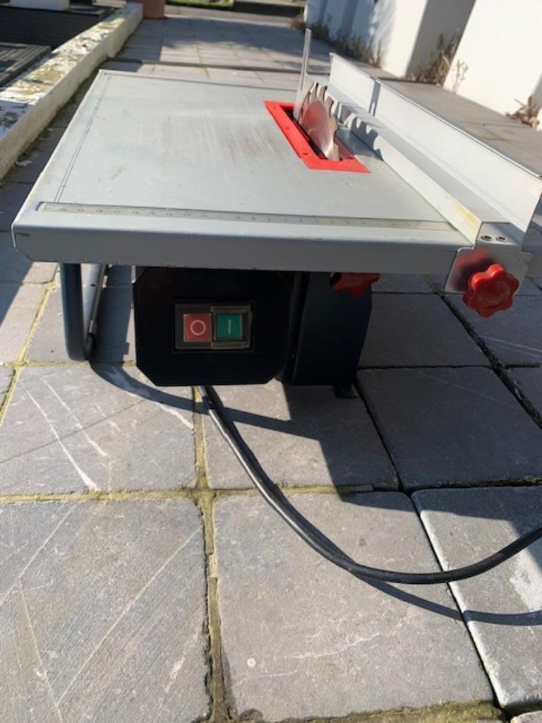 Cirkelzaag op lage tafel Powerplus, Doe-het-zelf en Bouw, Ophalen, Gebruikt, Cirkelzaag, 600 tot 1200 watt