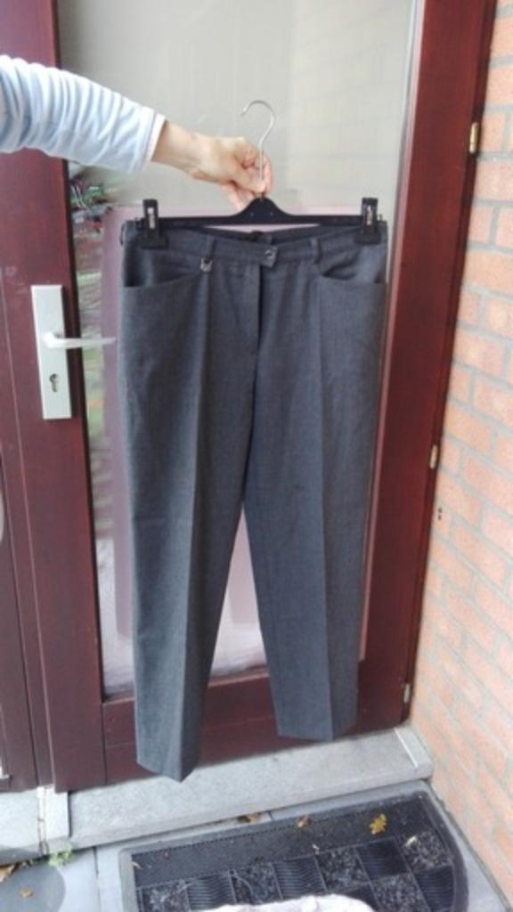 damesbroek broek, Kleding | Dames, Broeken en Pantalons, Ophalen of Verzenden, Zo goed als nieuw, Maat 42/44 (L), Grijs