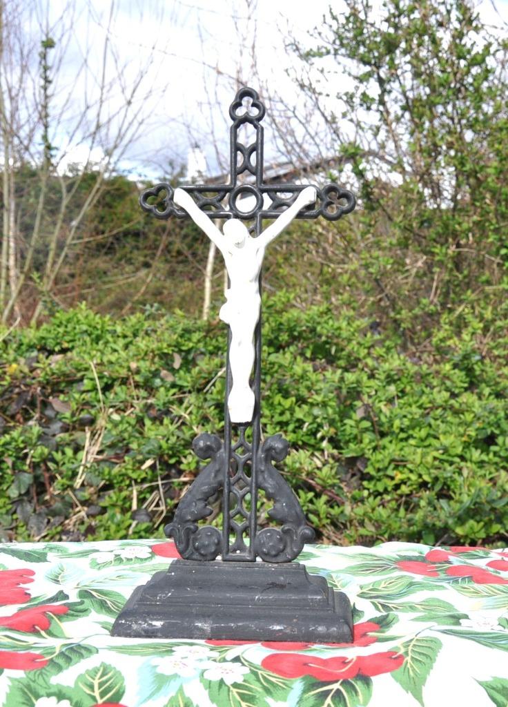 crucifix a poser en fonte avec christ faience (4), Enlèvement ou Envoi