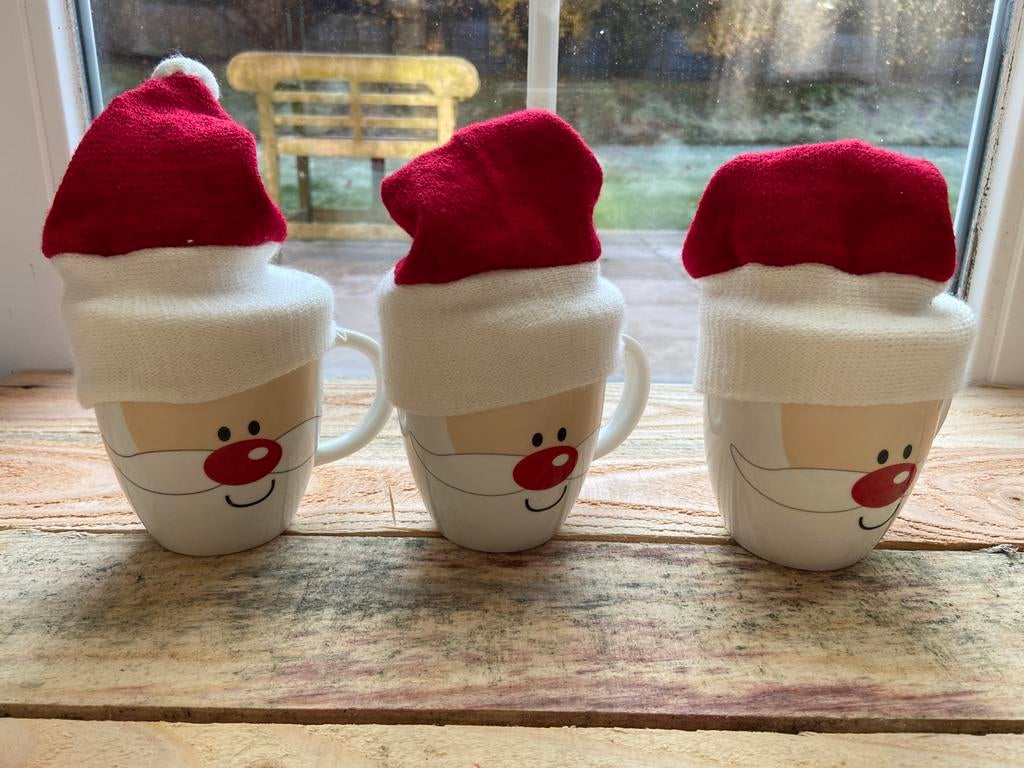 3 jolies petites tasses neuves Père Noël et chapeaux, Enlèvement ou Envoi, Neuf