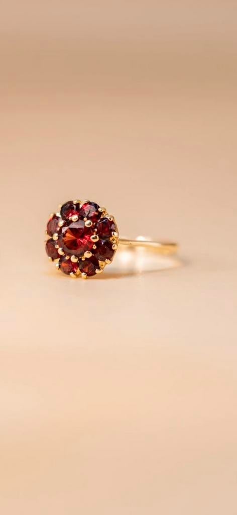 18 kr gouden ring met granaat, Verzenden, Zo goed als nieuw, 17 tot 18, Met edelsteen