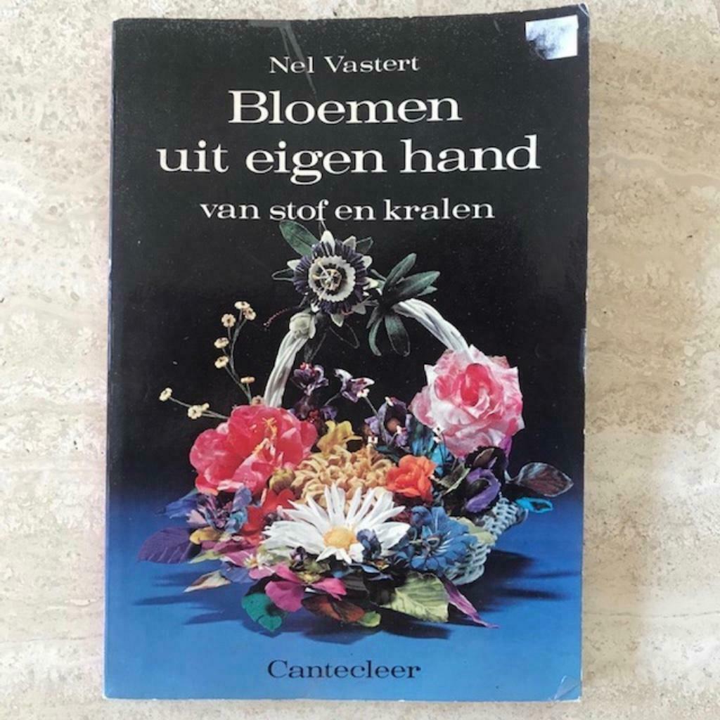 Knutselboek "BLOEMEN UIT EIGEN HAND" - van Stof en Kralen, Ophalen of Verzenden, Gebruikt, Overige typen