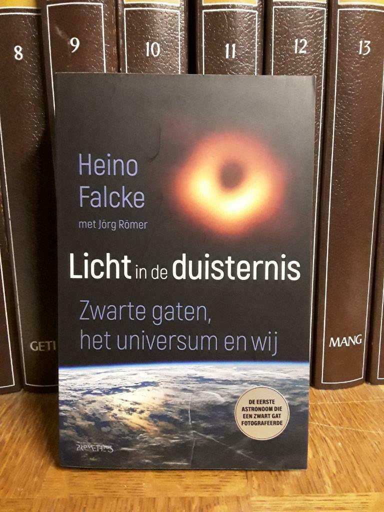 Licht in de duisternis, zwarte gaten, het universum en wij,, Livres, Science, Enlèvement ou Envoi, Comme neuf, Van In, Sciences naturelles