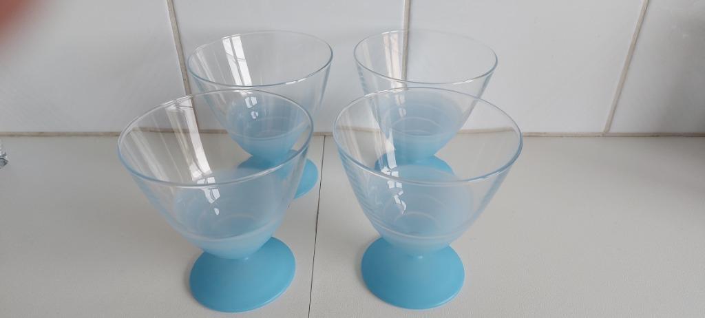 4 coupes à glace, Enlèvement