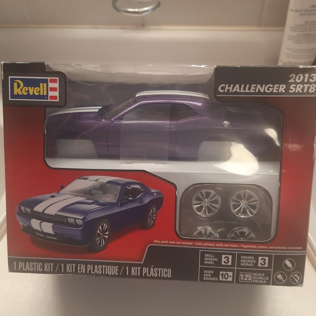 Kit REVELL 1/25 : DODGE CHALLENGER SRT 8 *VIOLET*MIB*NOUVEAU, Neuf, Voiture, Revell, Plus grand que 1:32