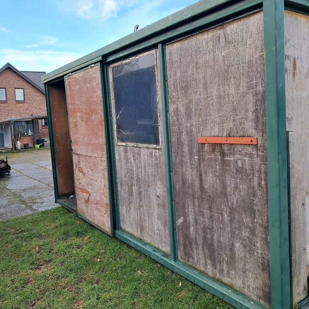 schuilhok, Stalling, 2 of 3 paarden of pony's