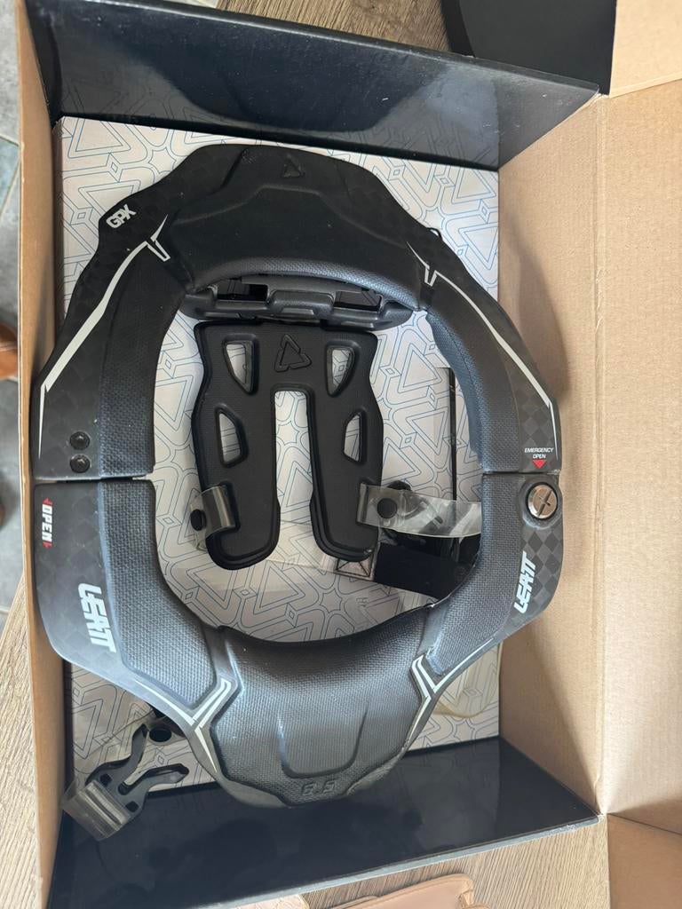 Leatt brace GPX 6.5 carbon, Enlèvement