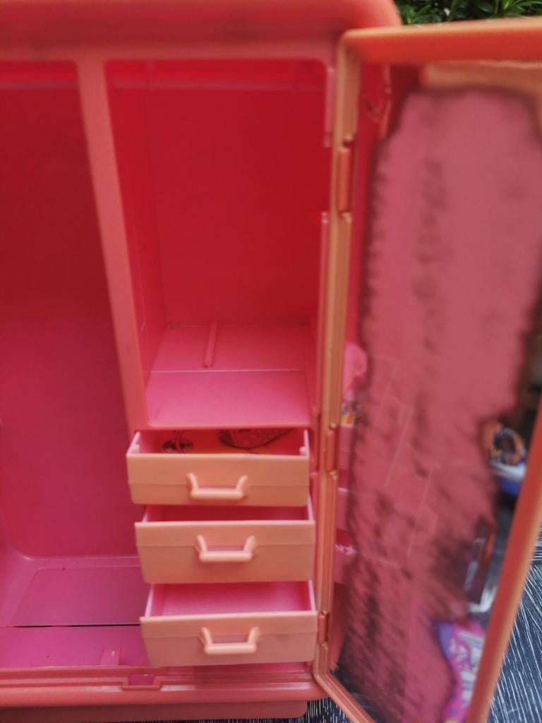 Vintage Barbie kledingkast met toebehoren, Ophalen of Verzenden, Gebruikt, Kleding