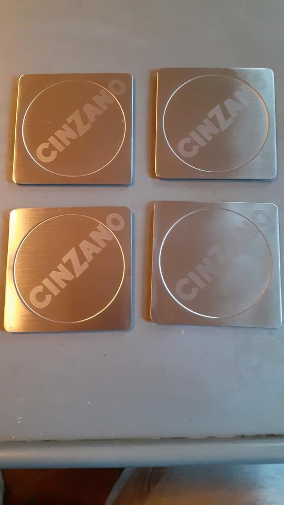 4 sous verre en metal cinzano, Verzamelen, Merken en Reclamevoorwerpen, Ophalen of Verzenden