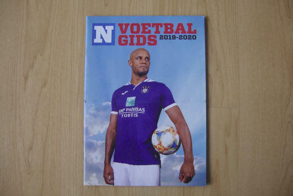 Voetbalgids 2019-2020 (Het Nieuwsblad), Livres, Journaux & Revues, Utilisé, Journal, Enlèvement ou Envoi