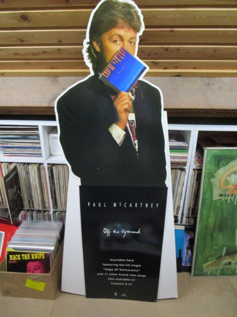 PAUL MCCARTNEY-OFF THE GROUND - STAAND PROMO BORD UIT WINKEL, Ophalen, Zo goed als nieuw