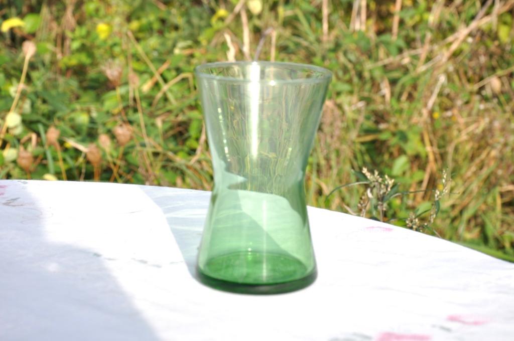 vase cintré en verre vert, Enlèvement ou Envoi, Comme neuf, Vert, Verre