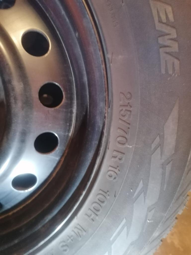 4 pneus neige 215 /70 R 16, Enlèvement, Utilisé